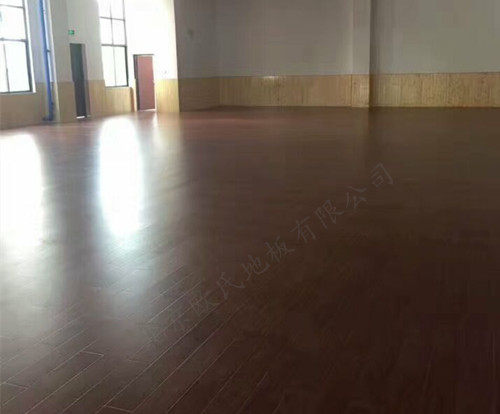 柳州市窯埠街小學(xué)體育館木地板案例圖3 柳州市窯埠街小學(xué)體育館木地板案例圖3