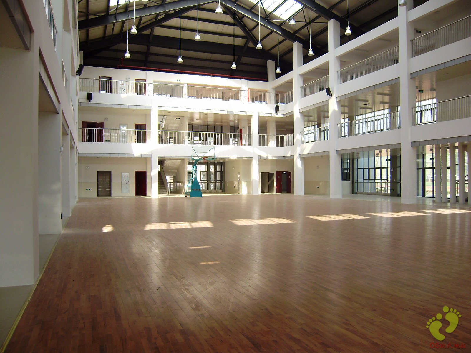 鎮(zhèn)江大路中學(xué)籃球館木地板鋪設(shè)